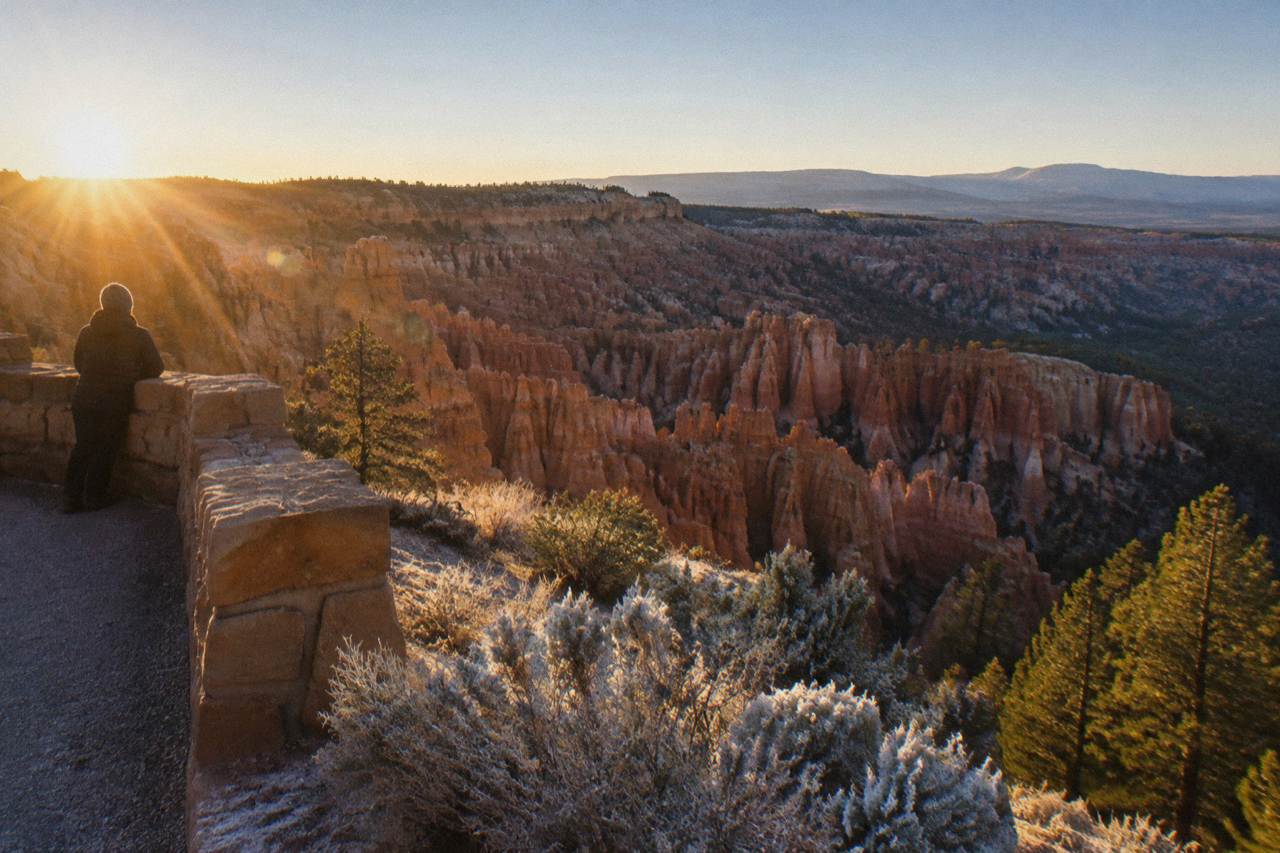Sunrise light over the hoodoo amphitheater at Bryce Canyon