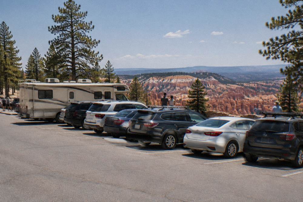 A line of cars in a full parking lot at a Bryce Canyon viewpoint