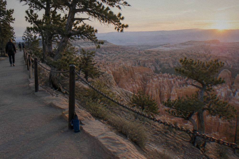 Overlooks along the Bryce Amphitheater rim under morning light