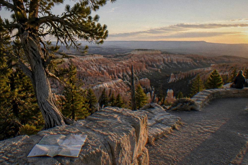 A quiet overlook along the Bryce Canyon rim in late day light